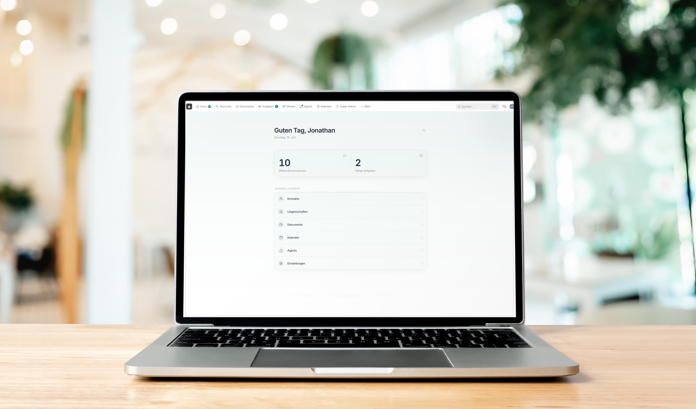 Hausverwaltung Software von hausverwalter.ai auf einem Laptop im Büro